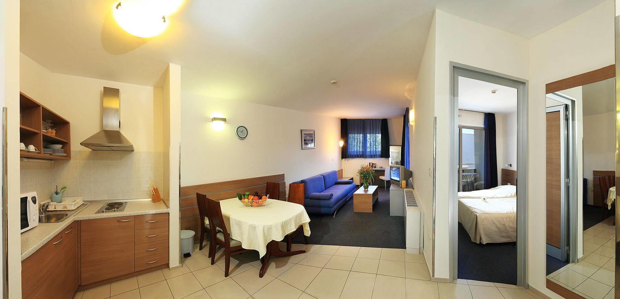 Apartmani Marija Postira Exteriör bild